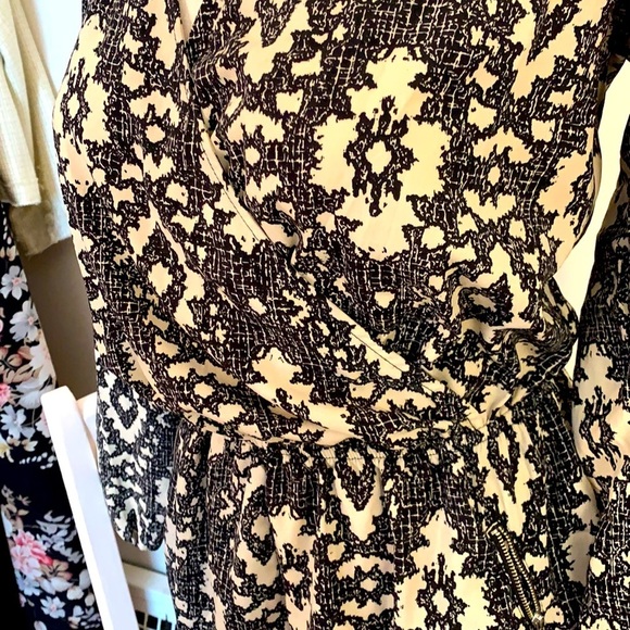 Patterned Women’s Romper Size Small - Picture 5 of 6